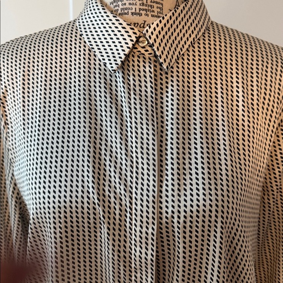 💜3/$12💜 H&M Monochrome Geometric Shirt - Picture 3 of 5